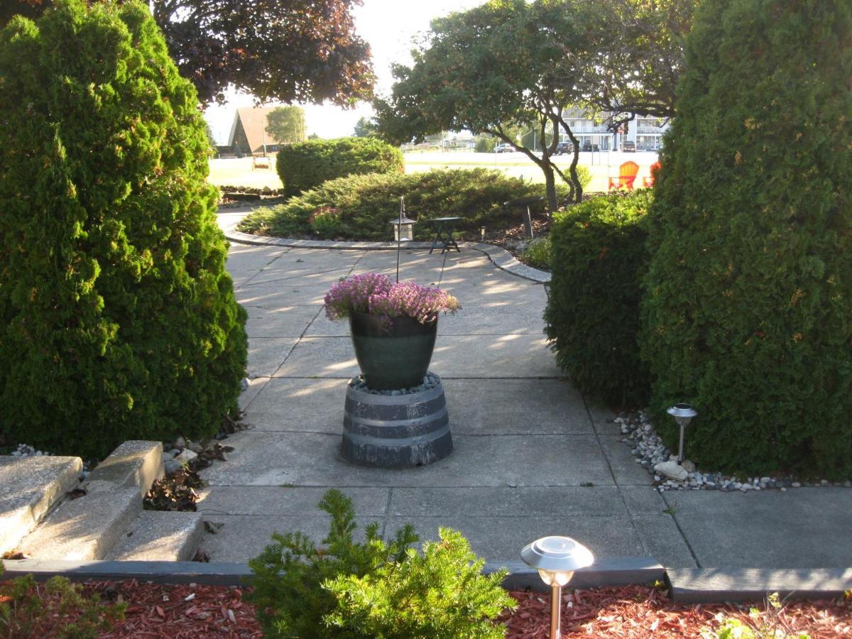 Cedar Hill Lodge Saint Ignace Esterno foto