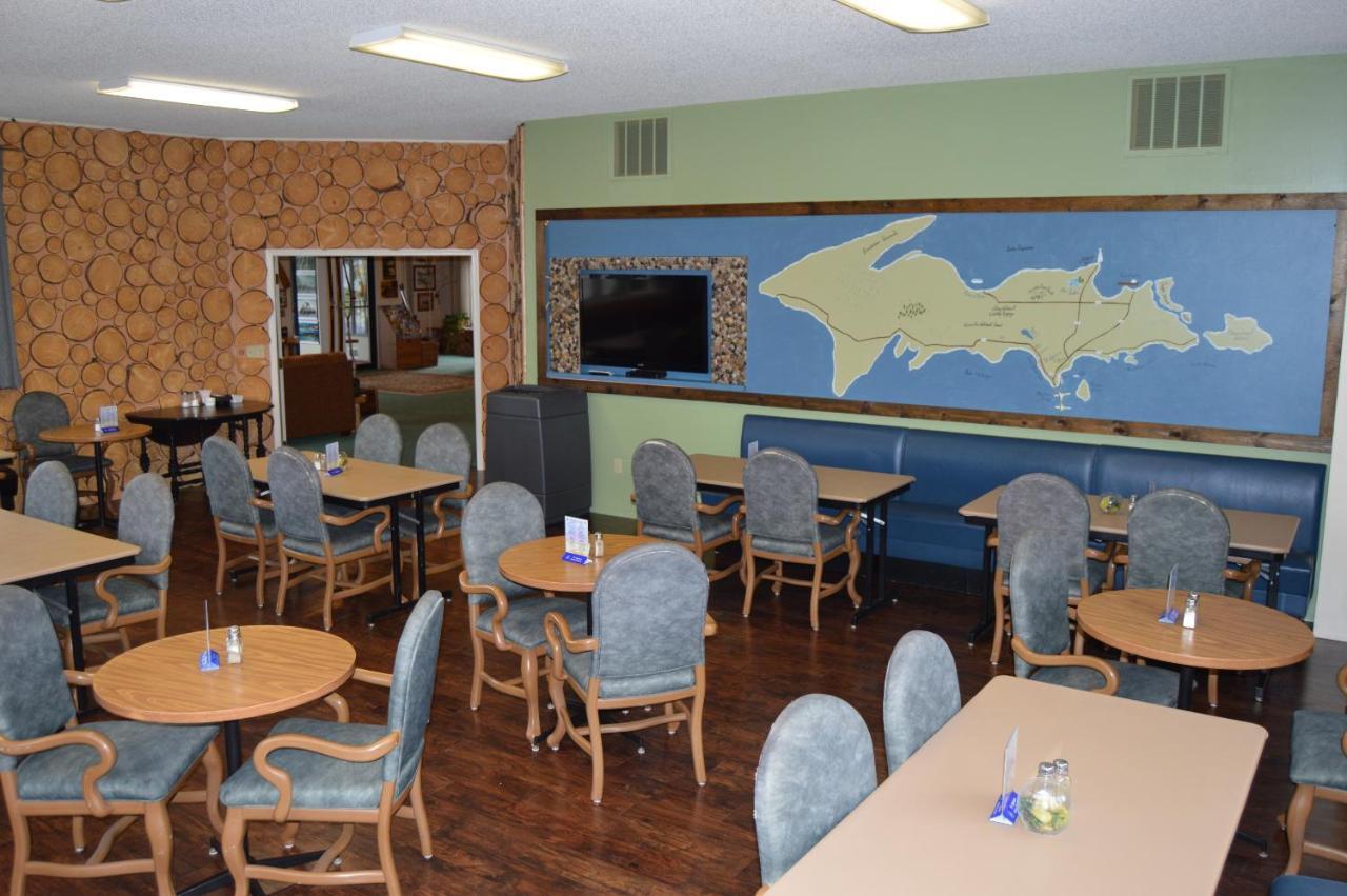 Cedar Hill Lodge Saint Ignace Esterno foto