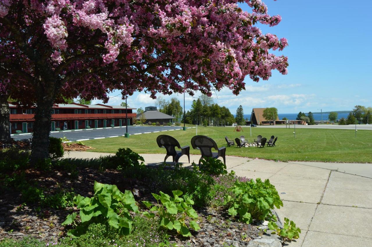 Cedar Hill Lodge Saint Ignace Esterno foto