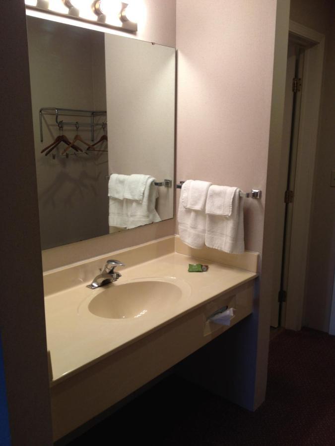 Cedar Hill Lodge Saint Ignace Esterno foto